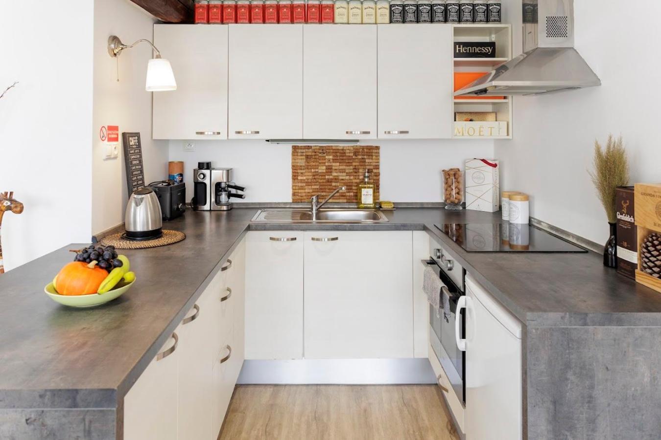Vip Apartment In Old Town With Free Parking Братислава Экстерьер фото