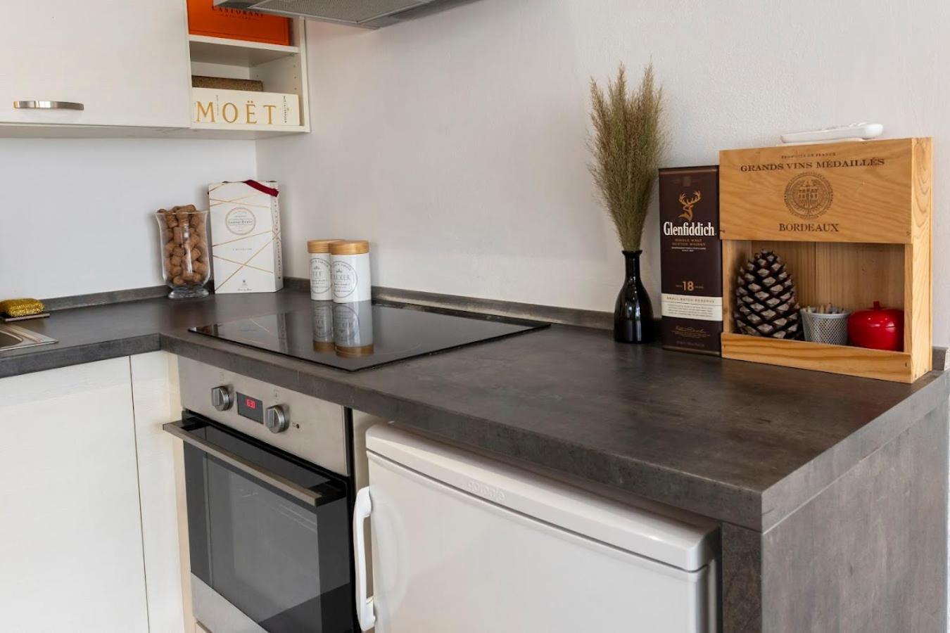 Vip Apartment In Old Town With Free Parking Братислава Экстерьер фото